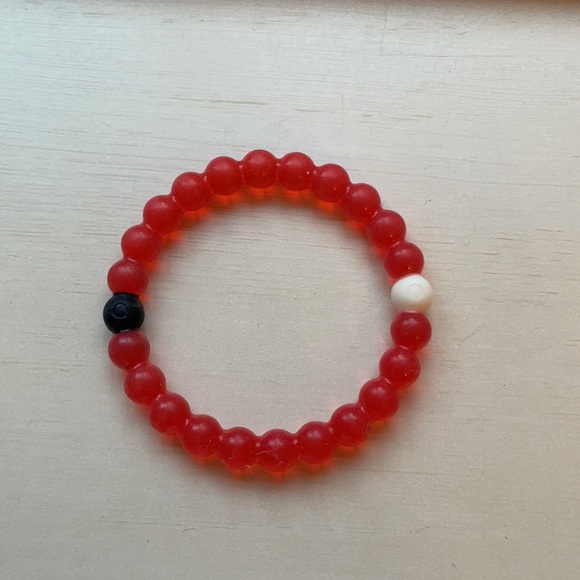 Lokai 4 pack of bracelets and case! - Picture 4 of 7